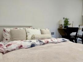 Comfy studio in Gatwick，位于霍利的酒店