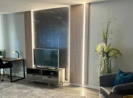 Modern 2 bedroom, 2 king beds, close to Hwy