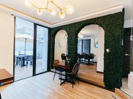 Hotel Villas Santander，位于危地马拉的带停车场的酒店