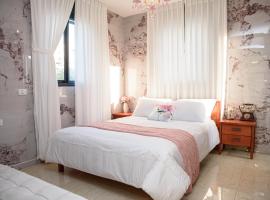 Chill Villa - וילה מהממת עם בריכה פרטית מחוממת，位于亚实基伦的酒店