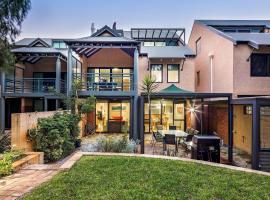 Broadwater Bliss - Beachside Escape with Resort Perks，位于Broadwater的酒店