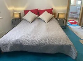 Ruhiges ganzes Apartment Self Check-in 45 m zwei Zimmer Groses Bad Badewanne Kochnische