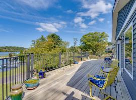 Radford Home with Wraparound Deck!，位于拉德福的酒店