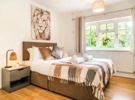 Honeysuckle House 5BR Crawley,10min Gatwick Airport, Contractor friendly, Temporary Housing, Relocations,Free WIFI, Parking for 2 vehicles