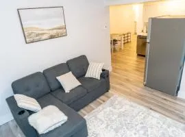 Luxury One Bedroom Private Apartment just 7 minutes from the Airport