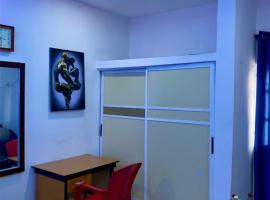 BLUE APARTMENTs，位于卡拉巴尔的带停车场的酒店