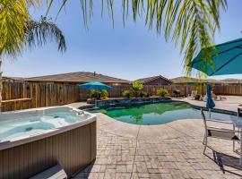 1 Mi to Golf! Spacious and Modern Home in Dinuba，位于Dinuba的酒店
