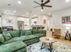 Lake-View Retreat w/ Games & Yard in Daingerfield，位于Daingerfield的酒店