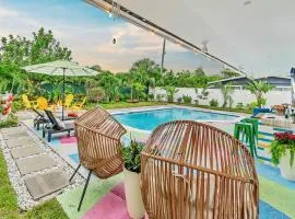 Charming Tropical Getaway with Heated pool-3mile to Beach