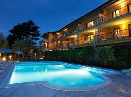 斯比亚加尔多罗公寓式酒店，位于代森扎诺-德尔加达的酒店