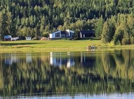 Modern house with lake property，位于艾尔夫斯宾的酒店