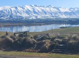 Have it all! Off the Grid Lake Opuha，位于费尔利的酒店