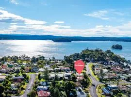 Batehaven Coastal Home Near Corrigans Beach