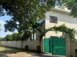 Hotel O by OYO THE JUNGLE SAFARI HOTEL & RESORT，位于Sītāpur的酒店