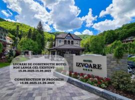 Hotel IZVOARE Caciulata，位于克利默内什蒂的带泳池的酒店
