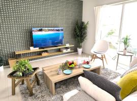 岡本Baseｰ1棟貸切ｰ最大9名ｰ4寝室-庭と星空ｰ和室ありｰ駐車場，位于Sanuki的酒店