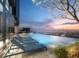 The Quarter Ari by UHG