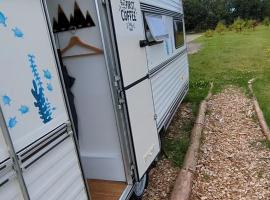 Gerestylde vintage caravan "Zee" met luxe badkamer bij "de Kapitein"，位于't Horntje的豪华帐篷营地