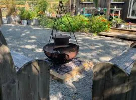 The Deckhouse, cabin with big deck nr Hay-on-Wye
