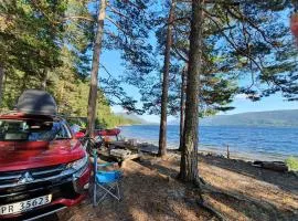 Mitsubishi med telt og camping utstyr
