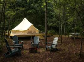 Celestial Glamping Bell Tent Oasis Near Sinking Creek, Missouri，位于Bunker的豪华帐篷