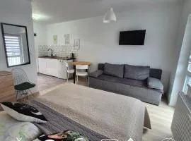 Noclegi u Loni- pokoje studio w zacisznym centrum nad morzem z parkingiem