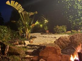 Nativo Natureza Pink Wood Cabin，位于Cela的酒店