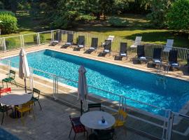 普瓦西奥热瓦尔诺富特酒店，位于奥热瓦勒的酒店