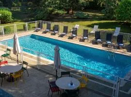 普瓦西奥热瓦尔诺富特酒店