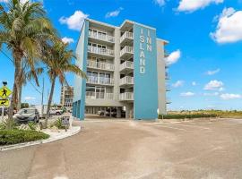 Island Inn Beach Resort，位于圣徒皮特海滩的酒店