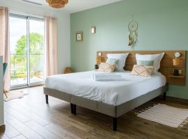 La Villa Perch&eacute;e, Appartements &Eacute;l&eacute;gants, sauna Priv&eacute;, sport, terrasses et Vue Panoramique, Parking prot&eacute;g&eacute;, proche PARIS，位于圣普里的自助式住宿