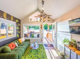 Enchanted Rainforest Tiny Home Retreat #25，位于福克斯的酒店