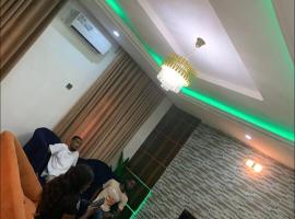 HABITAT APARTMENTs，位于卡拉巴尔的带停车场的酒店