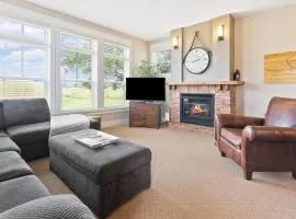 Fore Seasons Escape with Golf in Backyard