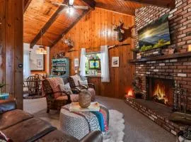 Retro Retreat, BBQ, Patio with Outdoor Seating!