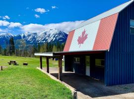 Maple Ranch Tiny House- Private Hot Tub，位于戈尔登的酒店