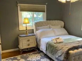 Splendid Room in House 10 mins to Airport