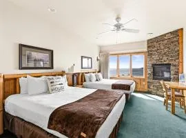 Majestic Lake Views Studio 2-Queen Beds and Heated Pools