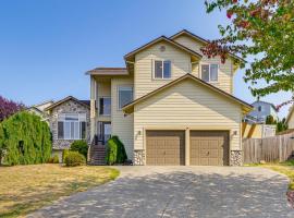 Spacious Yard and Deck Home 8 Mi to Puget Sound!，位于马里斯维尔的酒店