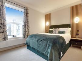 Luxury 2 Bed House in Lindley Huddersfield 2 mins from HRI 5 mins from Town Centre and M62，位于Lindley的酒店