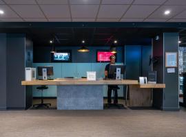 巴黎庞德斯苏内斯隆尚宜必思酒店，位于叙雷纳的酒店