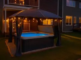 Urban Utopia - Hot Tub - King Bed - BBQ - Sleeps 16 - Garage