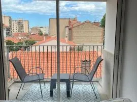 F2 moderne, proche gare, terrasse et parking prive