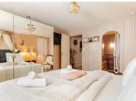 Chambre d'hôte Rose avec petit déjeuner Sauna et Jacuzzi en option