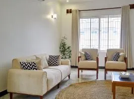 Elegant Dar Suburb Hideaway2