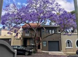 FOSS4A - A Private Garage Suite in Forest Lodge，位于悉尼的酒店