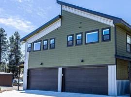 Townhouse in Prime Location!，位于麦考尔的酒店