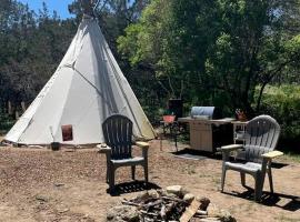 Spacious Tipi with Outdoor BBQ and Fire Pit in Texas，位于马布尔福尔斯的酒店