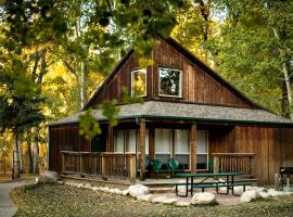 Waterfront Camping Cabin near the Great Sand Dunes in Colorado，位于萨利达的酒店
