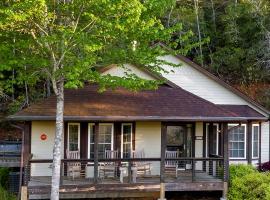 Cozy Cottage with a Jacuzzi in the Snowbird Mountain Range with Views of Lake Santeetlah, North Carolina，位于罗宾斯维尔的酒店